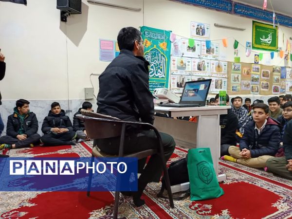 کارگاه آموزشی پیشگیری از آسیب‌های فضای مجازی در دبیرستان رجایی