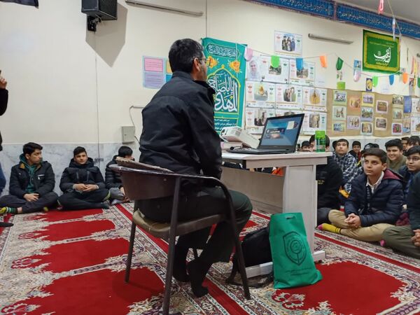 کارگاه آموزشی پیشگیری از آسیب‌های فضای مجازی در دبیرستان رجایی