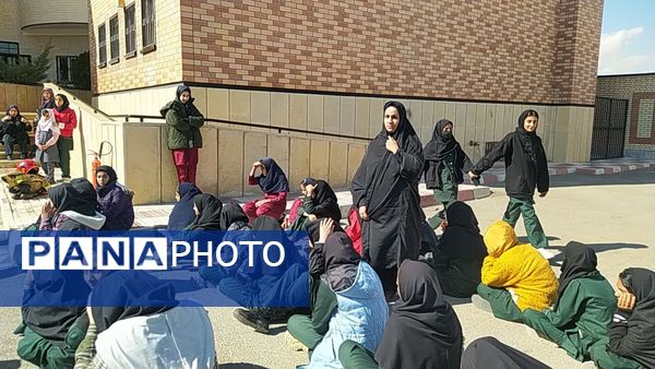 مراسم گرامیداشت هفته پدافند غیرعامل در دبیرستان سردار شهید سلیمانی فیروزکوه