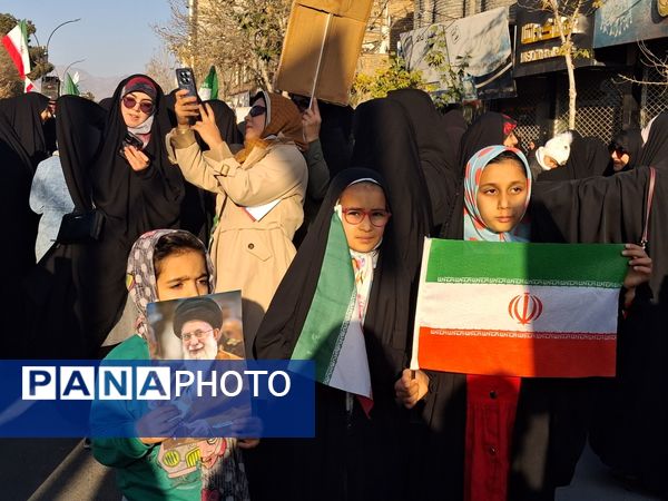 حضور پرشور کودکان در راهپیمایی میثاق با ولایت و محکوم نمودن اغتشاشات گروه های تروریستی در کاشمر