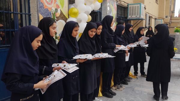 جشن سپاس معلم در هنرستان فنی حرفه‌ای بدیع ناحیه یک