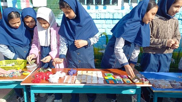برپایی بازارچه درون مدرسه‌ای در دبستان ربابه هاشمیان یزدی شیروان