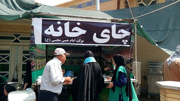 دانش‌آموزان کوهدشتی در خدمت زوار حسینی