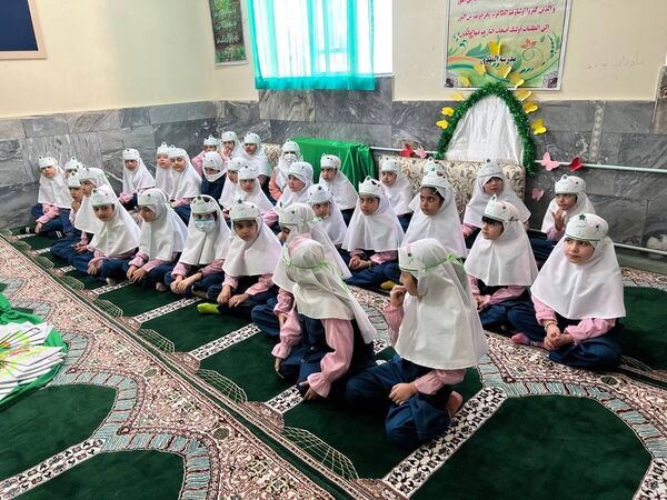 جشن قرآن در دبستان دخترانه المهدی ناحیه 2 کرج و شهرستان فردیس