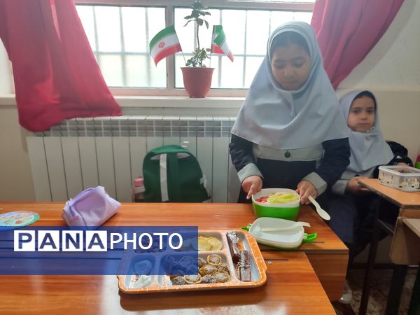  جشنواره غذای سالم در دبستان شاهد حاج تقی آقا بزرگ ناحیه یک مشهد 