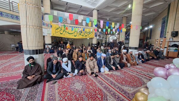 حضور پر شور فرهنگیان و دانش آموزان در کنار مردم ولایتمدار شهرستان صالح آباد در یوم الله ۲۲بهمن