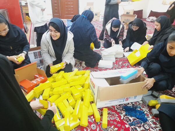 اهدای ۶۰۰ پک لوازم التحریر برای دانش‌آموزان کم برخوردار