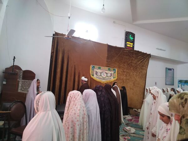 مراسم معنوی اعتکاف دانش‌آموزان دختر ابرکوهی در مسجد بقیه الله