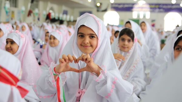 حضور پرشور مکلفین در مصلی بزرگ امام خامنه‌ای(مدظله العالی) با حضور بیش از ۱۰۰۰ هزار دانش‌آموز شهرستان
