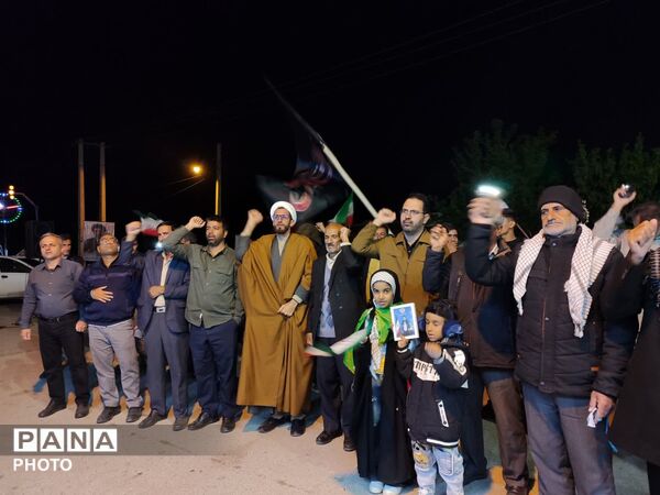همصدایی فرهنگیان و دانش‌آموزان در تجمع شبانه مردم بیرانوند