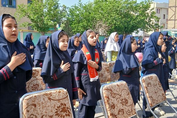 نواختن زنگ سلامت در دبستان حجاب باقرشهر 