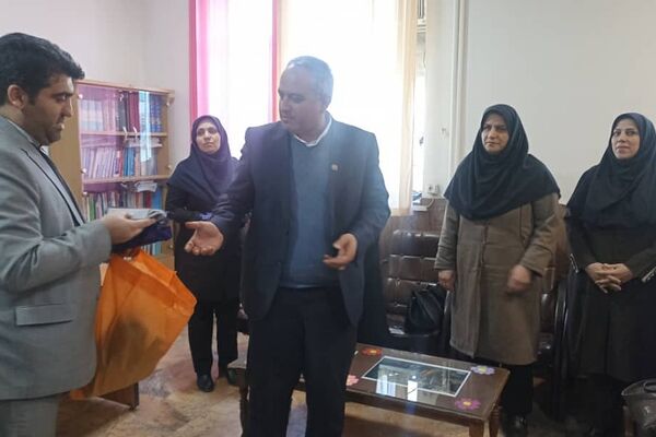 حضور سرزده مدیرکل آموزش و پرورش شهرستان‌های تهران در دبستان حافظ منطقه عباس آباد ناحیه یک شهرری