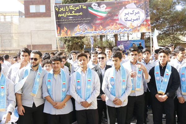 حضور پرشور دانش آموزان محلاتی در راهپیمایی 13 آبان 