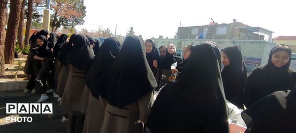 برپایی بازارچه دانش آموزی در دبیرستان نمونه اندیشه شهرستان کاشمر