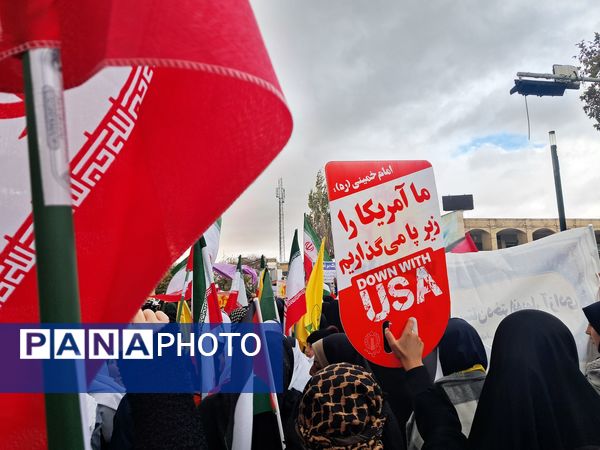 حضور دانش‌آموزان زنجانی در راهپیمایی روز ۱۳ آبان 