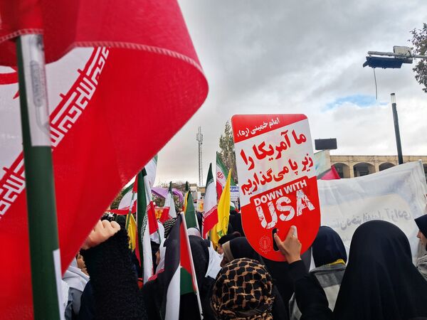 حضور دانش‌آموزان زنجانی در راهپیمایی روز ۱۳ آبان 