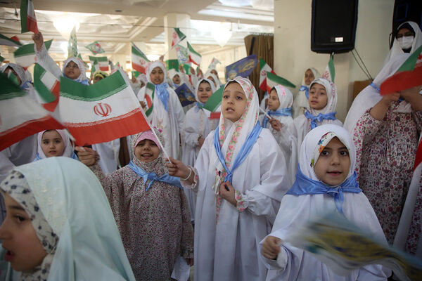 دختران، مهمان حضرت معصومه(س) شدند