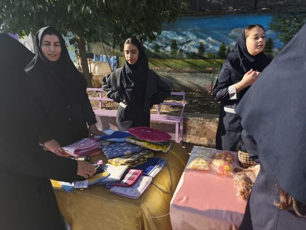 بازارچه کارآفرینی در دبیرستان شاهد ریحانه