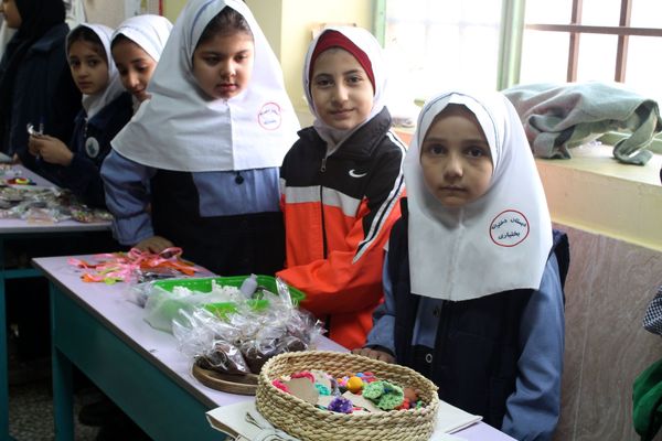 بازارچه دست‌سازه‌های دانش‌آموزی دبستان شهید بختیاری ناحیه 1 کرج