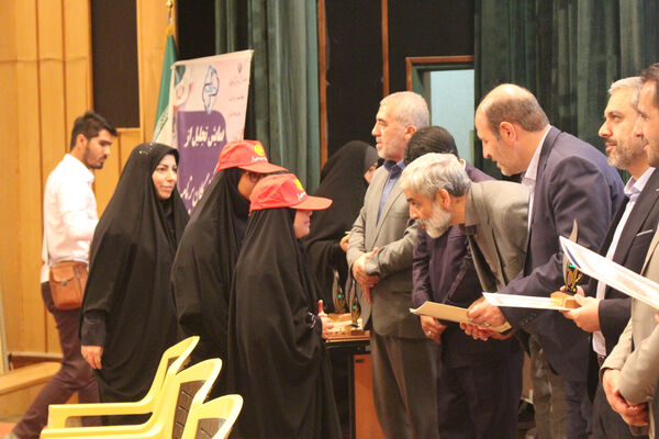 آیین تقدیر از برگزیدگان جشنواره سفیران سلامت استان قم