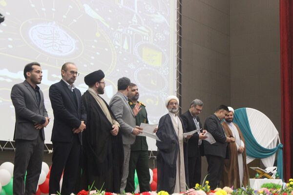 تقدیر از دانش‌آموزان و فرهنگیان برگزیده مسابقات قرآنی در استان قم