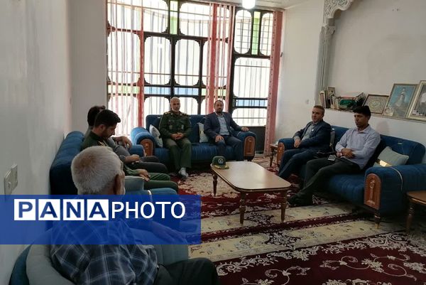 دیدار مسئولین شهر بیضا از خانواده شهدا