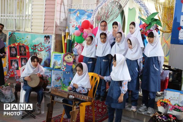 جشن شکوفه‌ها در مدرسه ۱۷ شهریور بجنورد با یاد دختران شهید میناب
