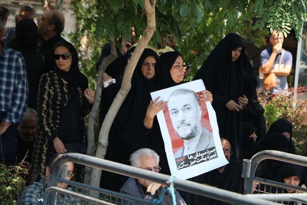 وداع با پیکر مطهر شهید حسین امیرعبدالهیان در شهرستان ری