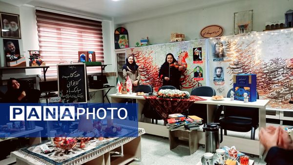 نشست ادبی دانش‌آموزان در کافه کتاب آموزشگاه هیات امنایی فرزانگان
