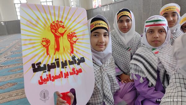اجتماع دانش‌آموزان به‌مناسبت روز ۱۳ آبان در مدارس شهرستان قلعه گنج 