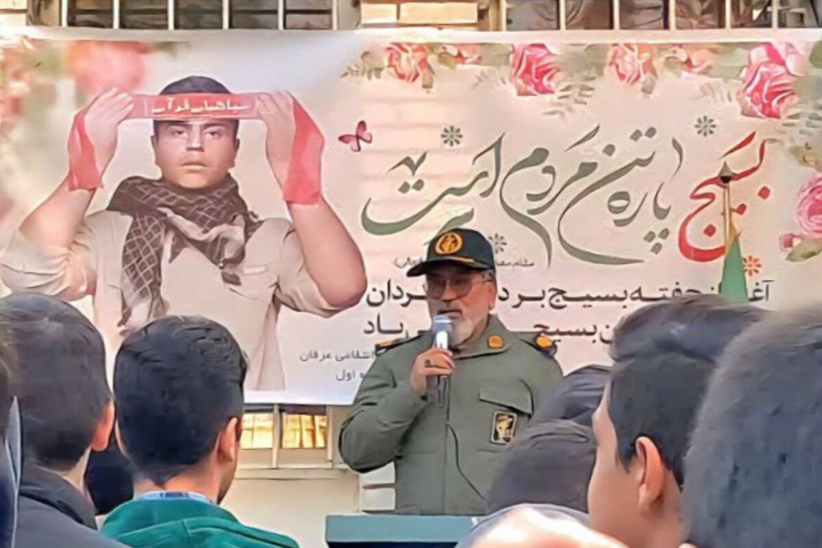 نواختن زنگ هفته بسیج در دبیرستان عرفان