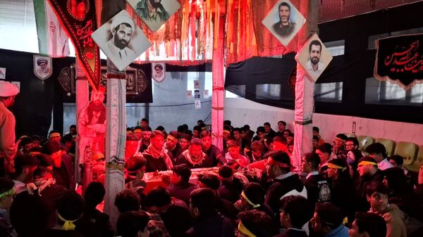 استقبال دانش‌آموزان دبیرستان هفده شهریور از پیکر مطهر شهید گمنام