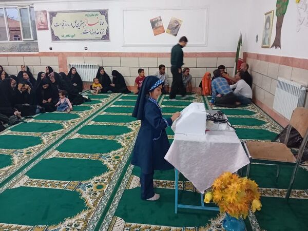 اولین جلسه انجمن اولیا و مربیان دبستان شهید عباسپور روستای عارف آباد کاشمر