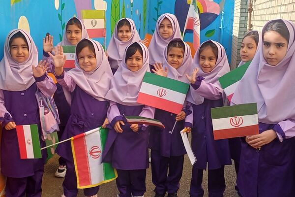 جشن شکوفه ها در دبستان هیات امنایی آزاده ناحیه دو شهرری 