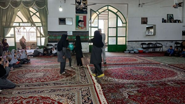 شادی‌ و‌ امید‌ در‌ دبستان‌ شهید‌ دیالمه‌ به‌ مناسبت‌ روز‌ جهانی‌ کودک‌