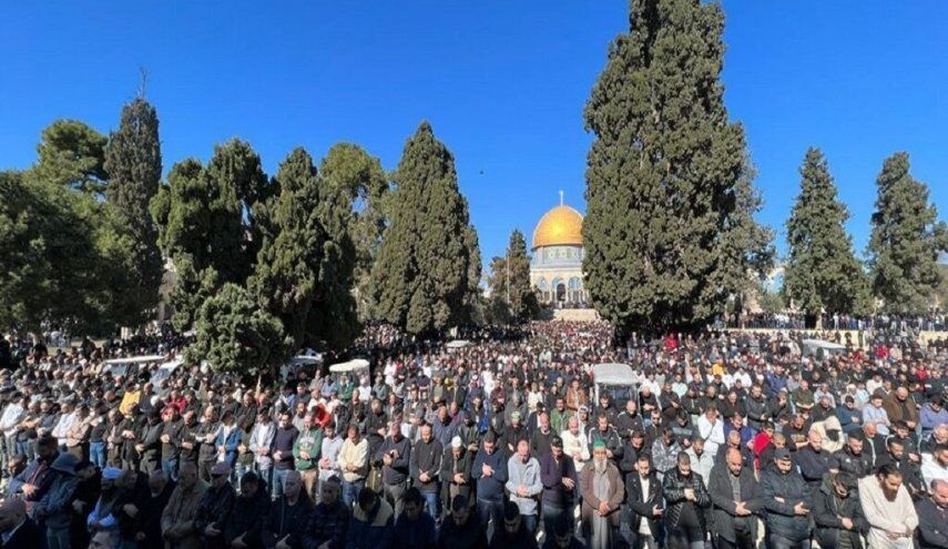 ۸۰ هزار فلسطینی اولین نماز جمعه ماه رمضان را در مسجدالاقصی اقامه کردند