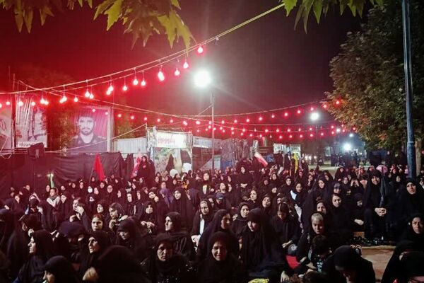 آیین سوگواری شب عاشورا با حضور پرشور مردم در حسینیه خیابان چهار باغ