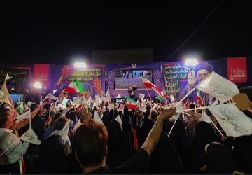 آیین اهتزاز پرچم متبرک حرم مطهر علوی در اصفهان