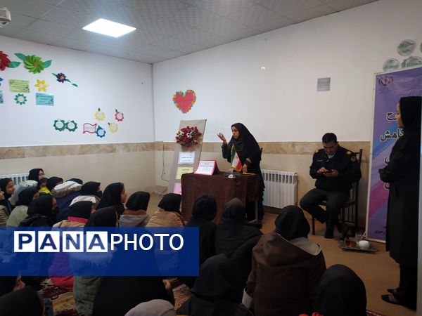 کارگاه آشنایی با فضای مجازی در دبیرستان دخترانه امید 