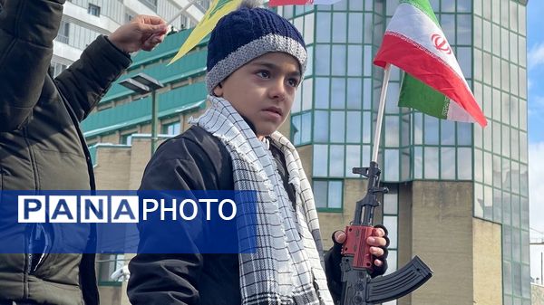 حضور پرشور کودکان در راهپیمایی ۲۲ بهمن