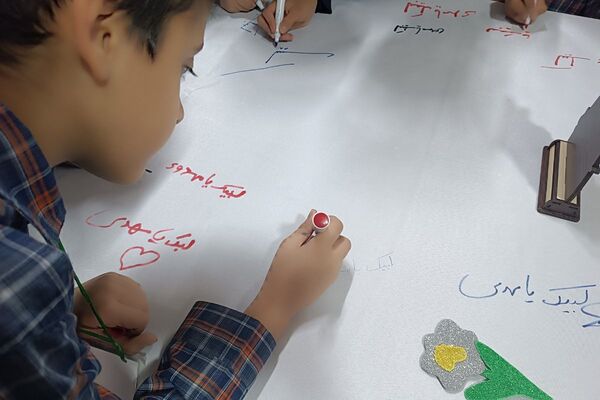 "لبیک یا مهدی" دانش‌آموزان پیشوا در دبستان علامه طباطبایی