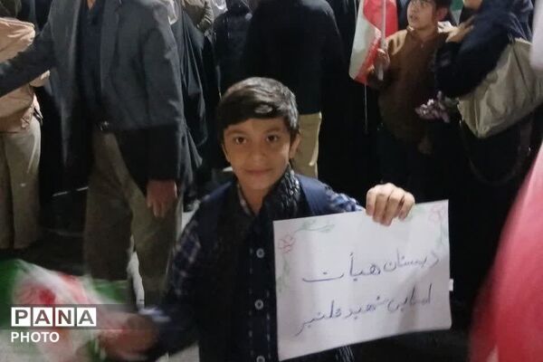 حضور فرهنگیان و دانش آموزان دبستان شهید قلنبر ناحیه دو شهرری در تجمعات شبانه