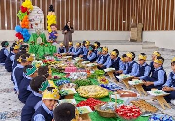 جشن قرآن دانش‌آموزان پایه دوم و سوم دبستان شاهد یاس سرام میبد 