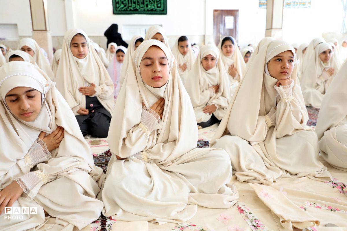 آغاز مسیر بندگی؛ جشن تکلیف دانش‌آموزان دختر فیروزکوهی
