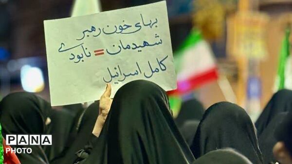 ما پای عهدمان با انقلاب می‌مانیم