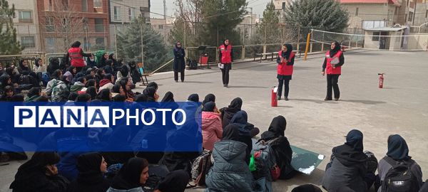 کارگاه آموزشی آشنایی با اصول ایمنی و اطفاء حریق در هنرستان آفرینش پردیس 
