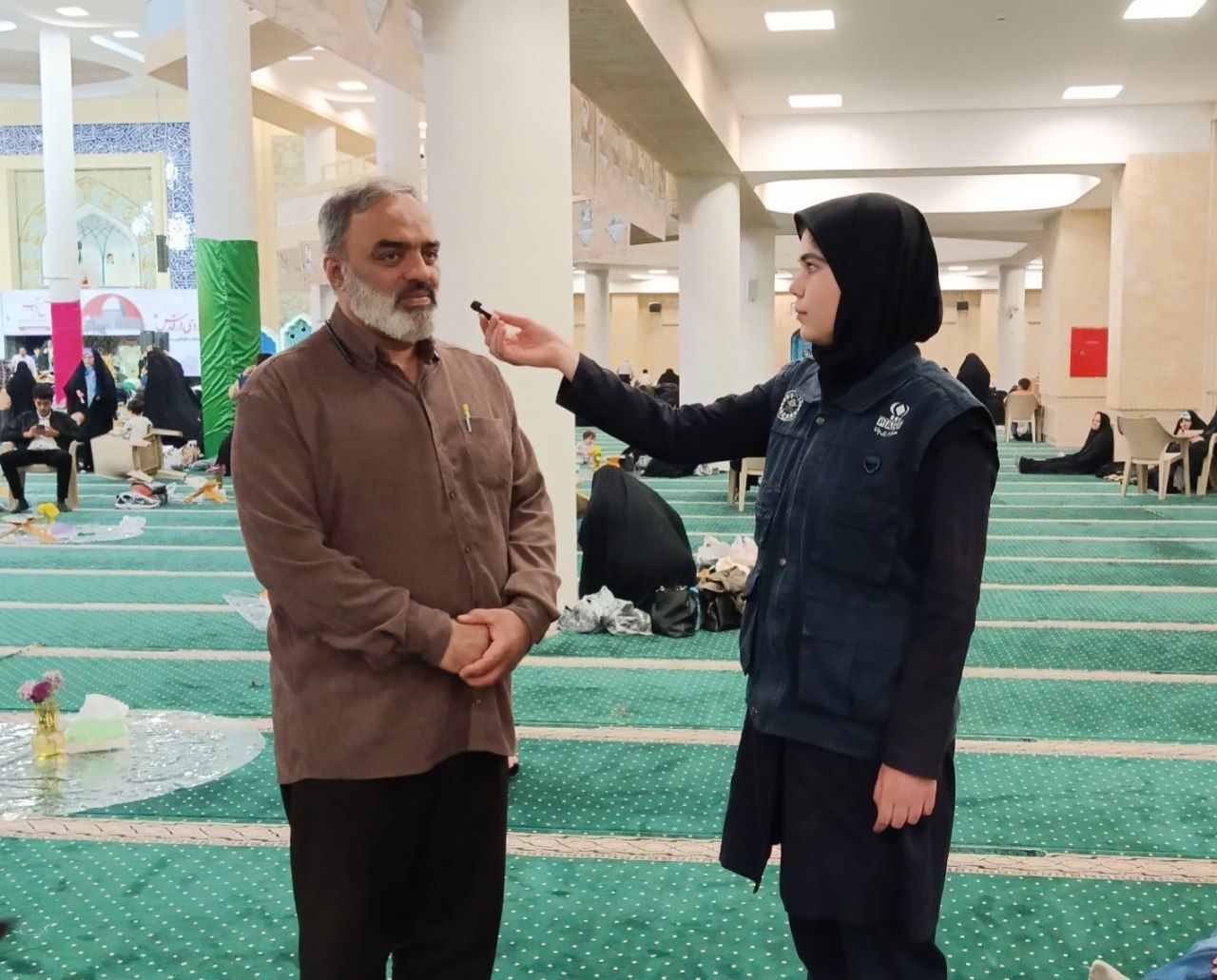  محفل قرآنی و افطاری ساده در مصلای خاتم الانبیا زنجان با استقبال گسترده مردم همراه بود‌