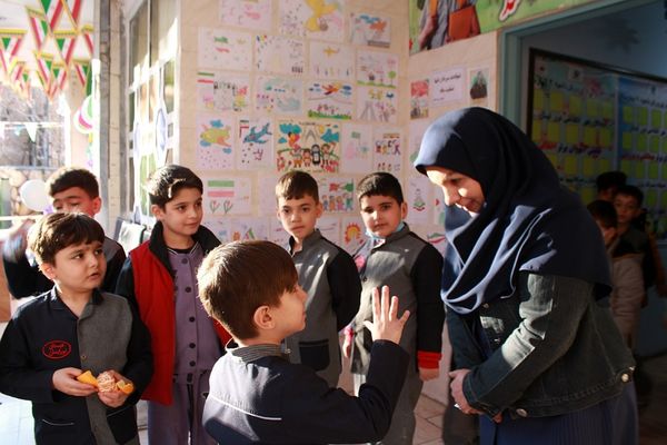 صبحگاه پرشور پاییزی در مدرسه نور ایمان بهارستان‌دو