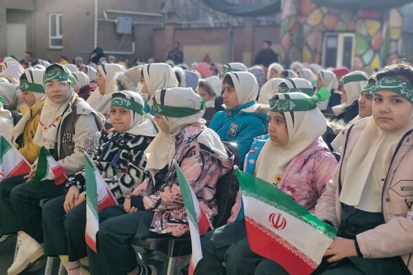 آیین نواخته شدن زنگ انقلاب اسلامی در مدرسه آیت‌الله خامنه‌ای قرچک