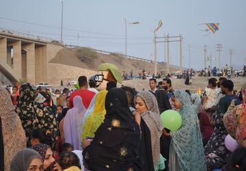 «جشن بادبادک‌ها» بر فراز پل آبنما